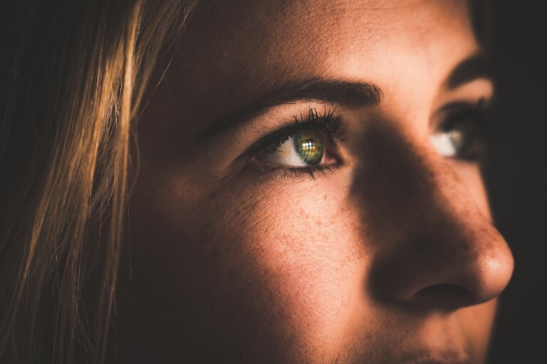 Femme qui regarde avec attention sur le côté