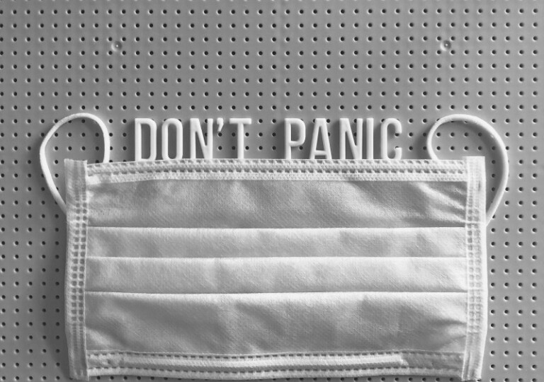Masque avec la mention "don't panic"