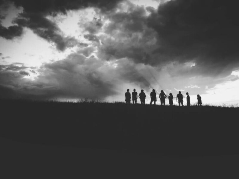 Equipe regroupée sur une montagne