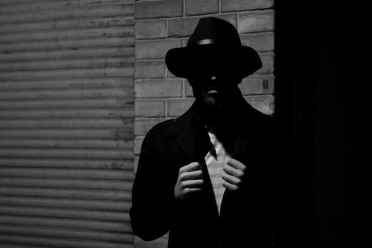 Homme en costume dans l'ombre