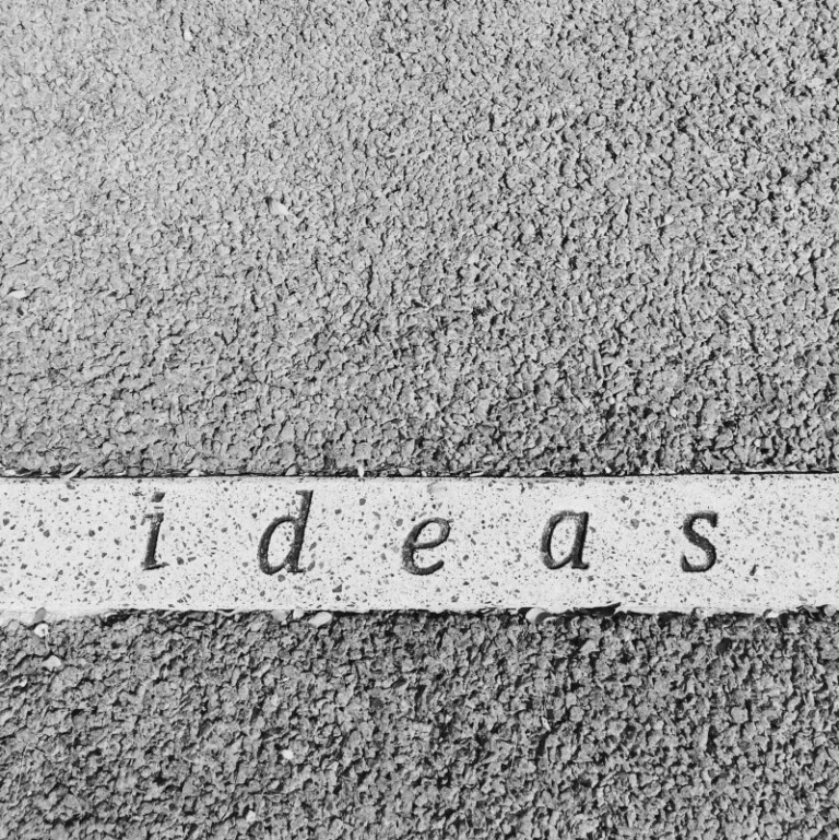 Message "Ideas" inscrit au sol